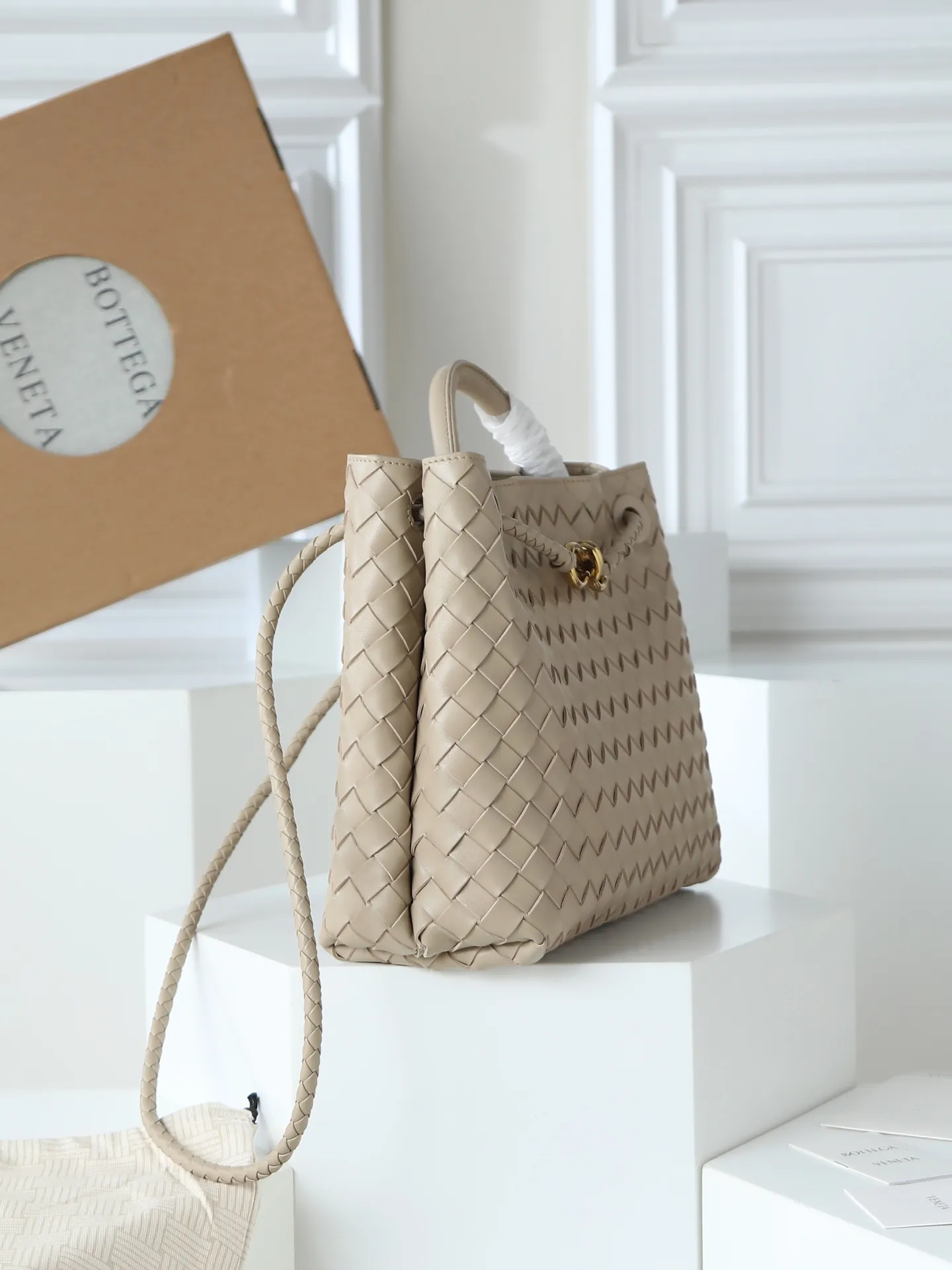 1550. Andiamo is shipping‼ ️Really popular🔥The new Andiamo woven handbag launched by Bottega Veneta this season is really popular all over the world! ! Celebrities at home and abroad have worn it, and Oscar-winning actress Michelle Yeoh has taken it out on the street. Song Jia, Trai Yala, Yu Feihong, Sanji Ayaka, Rosie Hunting-Whiteley, Yoshioka Riho, etc. have all worn this bag. It is classic and versatile and shows off your temperament, and the bag capacity is also large, which is very convenient for daily commuting! ! A variety of carrying methods, the shoulder straps can be adjusted by yourself, the original lambskin feels soft and delicate, and the unisex style breaks gender boundaries and brings a more practical and longer-lasting use experience. Andiamo, which has both elegant and casual styles, perfectly interprets the true appearance of "fashionable old money style". Style number: 766016 Size: 32*24*12